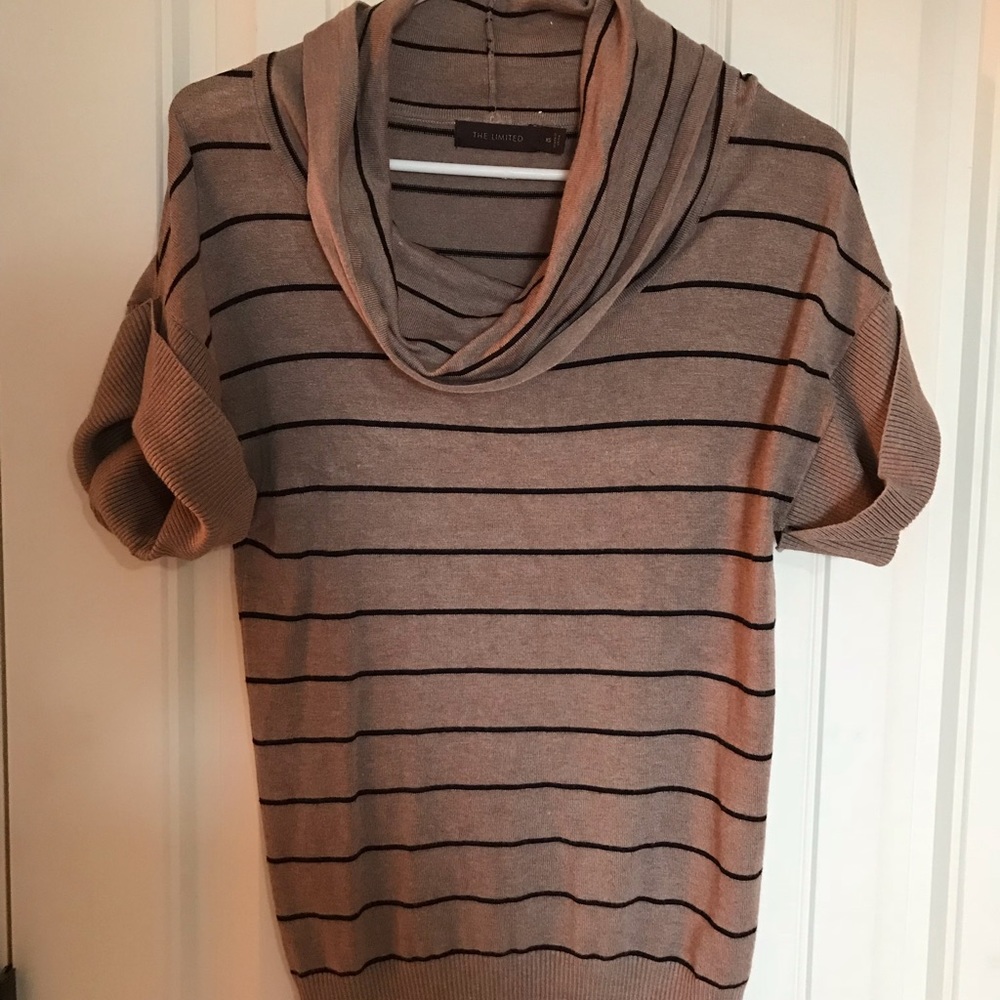 Short sleeve sweater